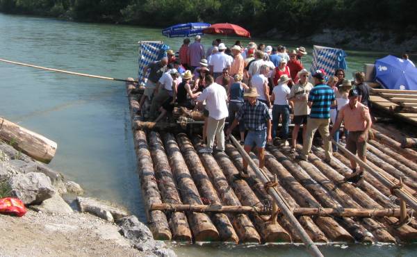 Isarfloßfahrt: Floß beim Ablegen