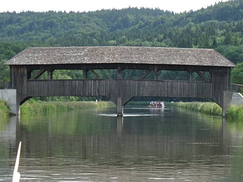 Isarfloßfahrt: Holzbrücke über den Isar-Werkkanal