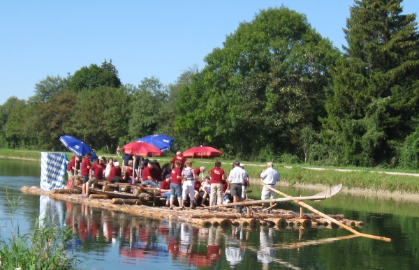 Eine Floßfahrt bei herrlichem Sommerwetter