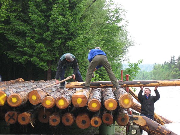 Die Flößer bringen die Stämme in Sicherheit